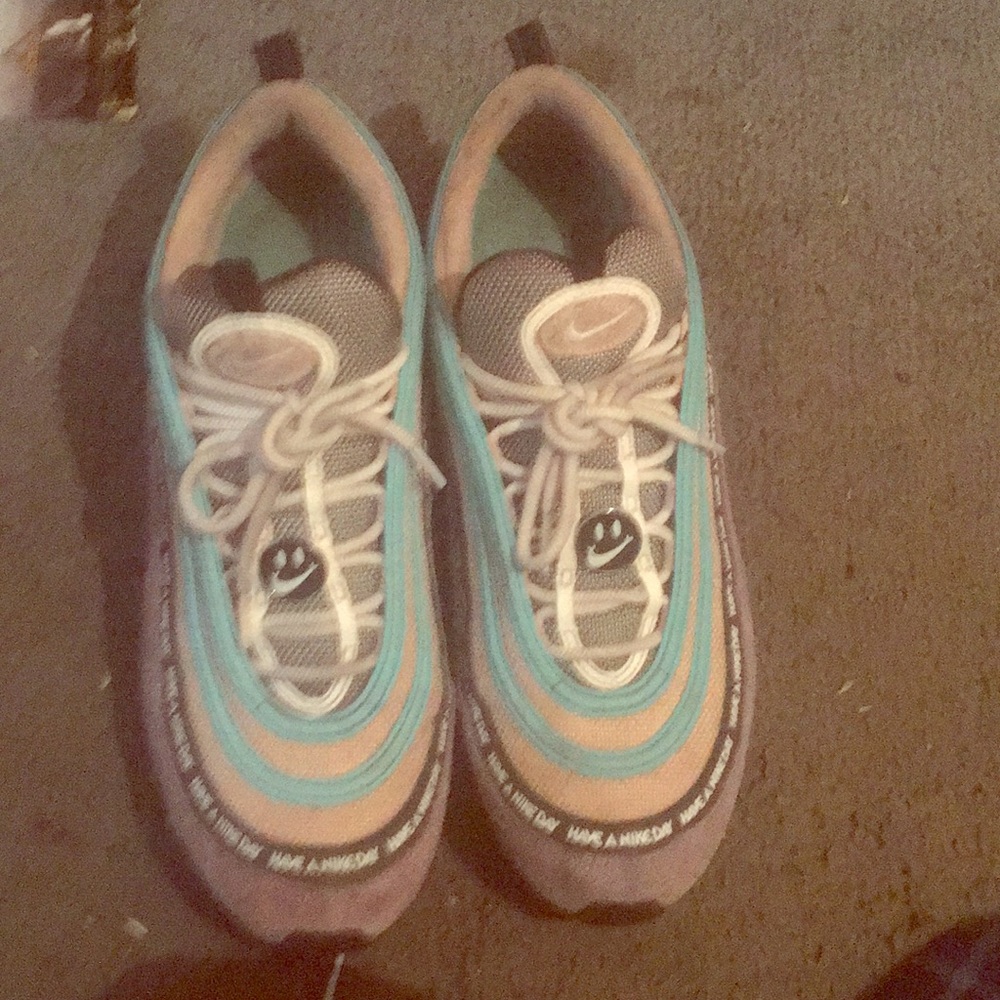 Airmaxes “have a nice day”